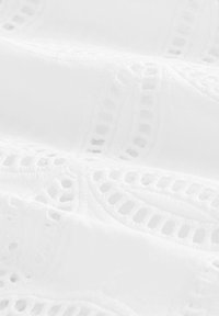 Balta medžiaga su sudėtinga nėrinių siuvinėjimu, kuriame yra geometrinių ir gėlių išpjovų raštai.