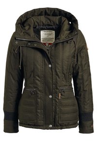 Veste d'hiver matelassée vert foncé avec capuche, fermeture éclair frontale et boutons-pressions, deux poches zippées et poignets côtelés.