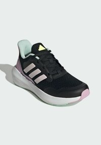 Scarpe sportive nere con parte superiore in mesh, dettagli in rosa e verde menta, tre strisce bianche laterali, collo imbottito e suola testurizzata.