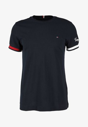Marineblauw katoenen T-shirt met een ronde hals, korte mouwen, rood-witte gestreepte accenten op de mouwen en een klein logo op de borst.