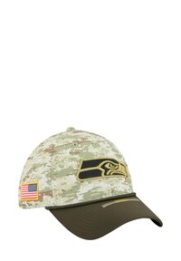 Camouflage-Cap mit gesticktem schwarz-gelben Logo, aus einem stofflichen Mischmaterial mit strukturiertem Finish und einem Patch der amerikanischen Flagge an der Seite.