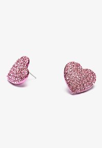 Pendientes en forma de corazón rosa adornados con brillantes strass, que presentan un acabado metálico brillante y un diseño de tipo con gancho.
