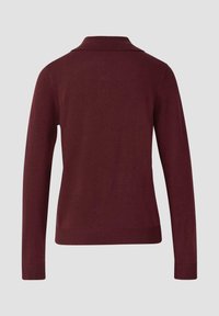 Wino czerwony sweter dzianinowy z kołnierzem, długimi rękawami oraz ściągaczami u dołu i przy rękawach. Gładka tekstura, jednolity kolor, brak widocznych wzorów lub zdobień.