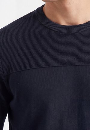 Antony Morato, SWEATER ROUND COLLAR LONG SLEEVES REGULAR FIT WITH RUBBER PATCH ON CHEST - Sudadera - blue-grey