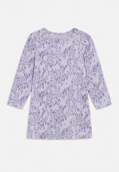 Φόρεμα για νήπιο με μακριά μανίκια σε ανοιχτό μωβ χρώμα με πιο σκουρόχρωμο λεοπάρ μοτίβο και δύο κουμπιά στο στήθος.