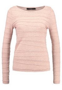 Långärmad rosa stickad topp med en texturerad design med horisontella linjer och en bred halsringning. Mjukt tyg med en figurnära silhuett.