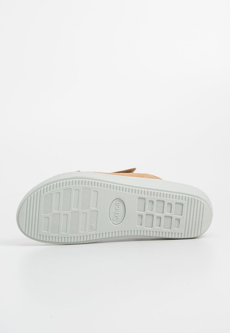 Calzature con tomaia in suede beige e suola in gomma grigia texturizzata. La suola presenta un battistrada con motivo per una migliore presa e stabilità.