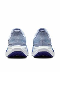 Baskets de sport pour hommes avec un dessus en mesh bleu clair respirant, une semelle intermédiaire blanche et une semelle extérieure en caoutchouc violet avec une texture antidérapante.