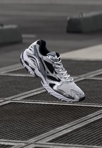 Valittu, white/silver/surf the web