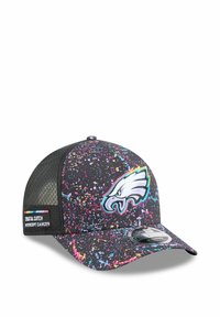 Baseballmütze mit schwarzem Netzpaneel und buntem Spritzmuster. Verfügt über ein gesticktes Adlerlogo und ein "Crucial Catch"-Label an der Seite.