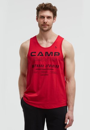 Camp David, CAMP DAVID MUSKELSHIRT MIT LABEL PRINTS - Top - energy red