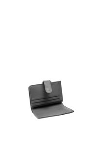 Szary skórzany portfel o fakturowanym wykończeniu, z zapięciem na zatrzask, wieloma miejscami na karty oraz płaskim wnętrzem na banknoty lub notatki.