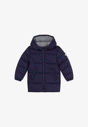 Jachetă puffer de culoare bleumarin, cu un design pattern de frunze roșii mici, închidere cu fermoar, două buzunare frontale și căptușeală a glugii cu dungi.