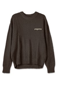 Ciemnobrązowy, futrzasty sweter z długimi rękawami i haftowanym logo "pegador" po lewej stronie klatki piersiowej.