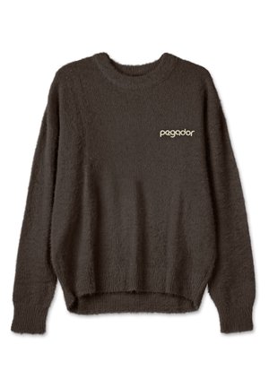 Suéter de malha castanho-escuro, fofinho, com mangas longas e o logótipo "pegador" bordado no lado esquerdo do peito.