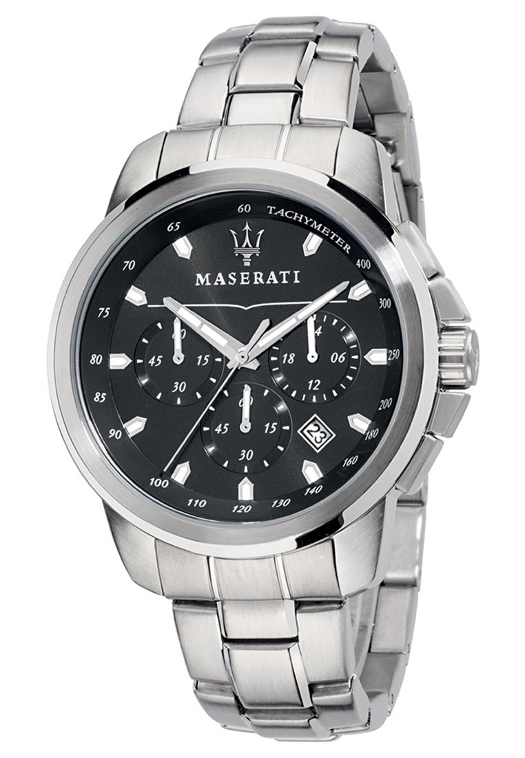 Orologio in acciaio inossidabile con quadrante nero, tre sottoquadranti, finestra per la data e tachimetro. Bracciale con maglie larghe e indici delle ore sfaccettati.