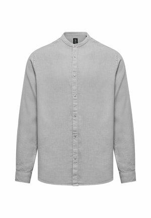 Jasnoszara, długorękawowa koszula zapinana na guziki, z kołnierzykiem typu mandarynka i mankietami na guziki, prezentowana na białym tle.