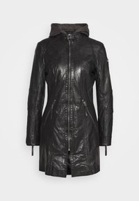 Schwarze Lederjacke mit Kapuze, ausgestattet mit einem Frontreißverschluss, zwei Reißverschlusstaschen und Nahtdetails an Ärmeln und Körper. Glatte Textur.
