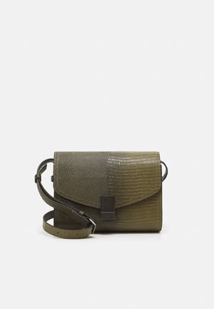 Olivově zelená kabelka typu clutch s texturovanou umělou kůží, klopovým zavíráním a tenkým nastavitelným popruhem. Obsahuje kovový akcent na přední straně.