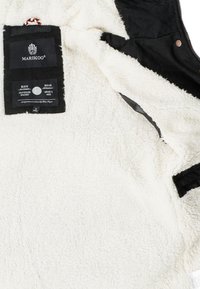 Veste d'extérieur noire avec doublure en polaire blanche, fermeture éclair visible et étiquette de marque "Marikoo" à l'intérieur du col.