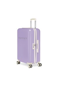 Paarse harde koffer met crèmekleurige accenten, uitschuifbare handgreep en vier wielen. Voorzien van een ritsluiting en de merknaam in reliëf aan de zijkant.