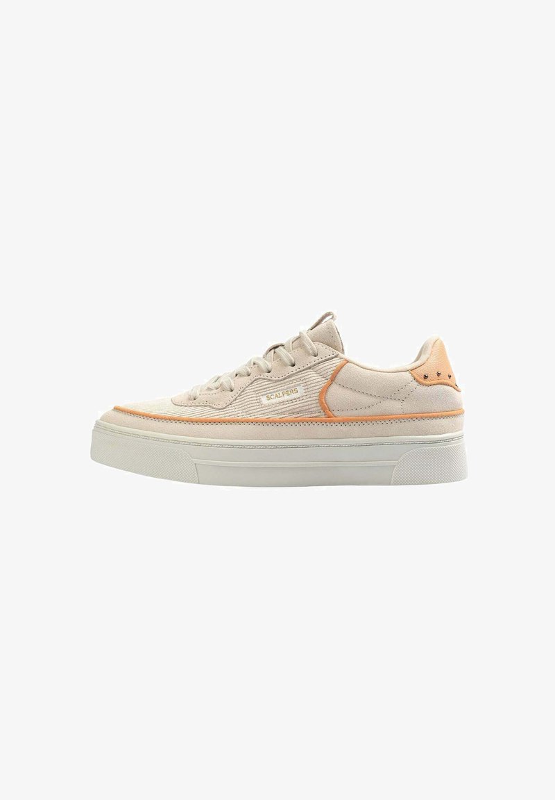 Baskets beiges avec tige texturée, accents orange, semelle plate et lacets ronds. Présente un logo sur le côté et un bout de chaussure lisse.