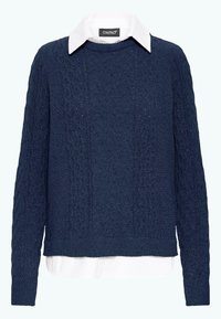 Marineblauer Strickpullover mit einem strukturierten Zopfmuster, darunter ein weißes Hemd mit Kragen. Lange Ärmel und ein gerippter Saum runden das Design ab.