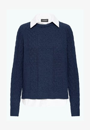 Tengerészkék kötött pulóver, texturált kábeldesignnal, alatta fehér galléros inggel. Hosszú ujjak és bordázott szegély zárja le.