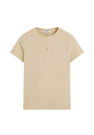 Camiseta de algodón en amarillo claro, con cuello redondo, mangas cortas y un pequeño logo bordado en el pecho. Textura suave.