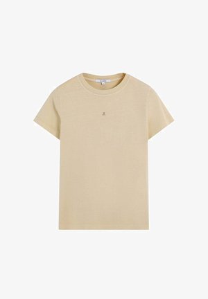 Katoenen T-shirt in lichtgeel, met een ronde halslijn, korte mouwen en een klein geborduurd logo op de borst. Soepele textuur.
