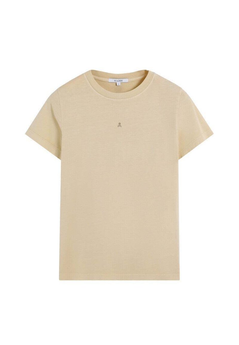 Camiseta de algodón en amarillo claro, con cuello redondo, mangas cortas y un pequeño logo bordado en el pecho. Textura suave.