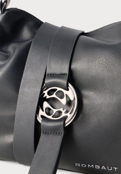 Μαύρη δερμάτινη τσάντα με φαρδιά λαβή που περνά μέσα από ασημένια διακοσμητική κυκλική πόρπη, με το λογότυπο "ROMBAUT" στο πλάι.