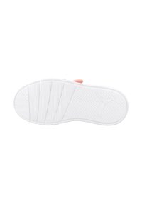 Suela de zapatilla blanca con un patrón texturizado en zigzag; presenta acentos en rosa; forma curva con un acabado suave cerca del dedo del pie.