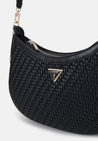 Borsa a spalla intrecciata nera dal design elegante, con un triangolo logo in tonalità oro e chiusura con zip. Texture liscia con una forma strutturata.