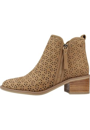 Botines marrones con diseño perforado, cremallera lateral y tacón de madera apilada. Material suave similar al ante y forma de punta redonda.