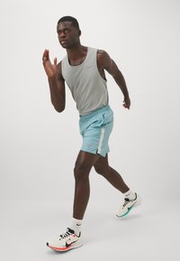Nike Performance CHALLENGER SHORT - Sportiniai šortai - denim turq/glacier blue/black/silver