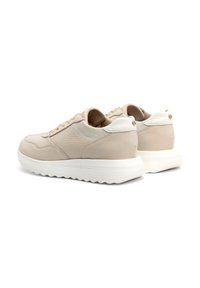 Beige bőrsneaker, texturált felülettel, kerek orral, fehér gumitalppal és kontrasztos sarokdísszel. Fűzős kialakítás finom varrással.