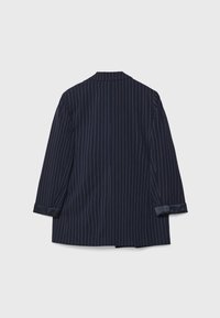 Marineblauwe blazer met krijtstrepen, een reverskraag, driekwart mouwen en satijnen manchetten. Gladde textuur en een getailleerde pasvorm.