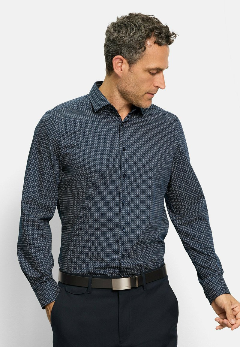 Dunkelblaues Langarmhemd mit kleinem geometrischem Muster, Button-Down-Kragen und schwarzem Gürtel mit metallischem Verschluss.