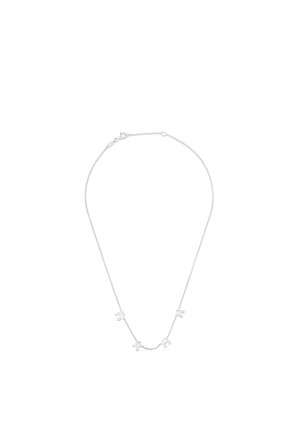 Collier chaîne en argent avec des breloques en forme de petites lettres formant "MAMA", espacées uniformément le long de la chaîne.