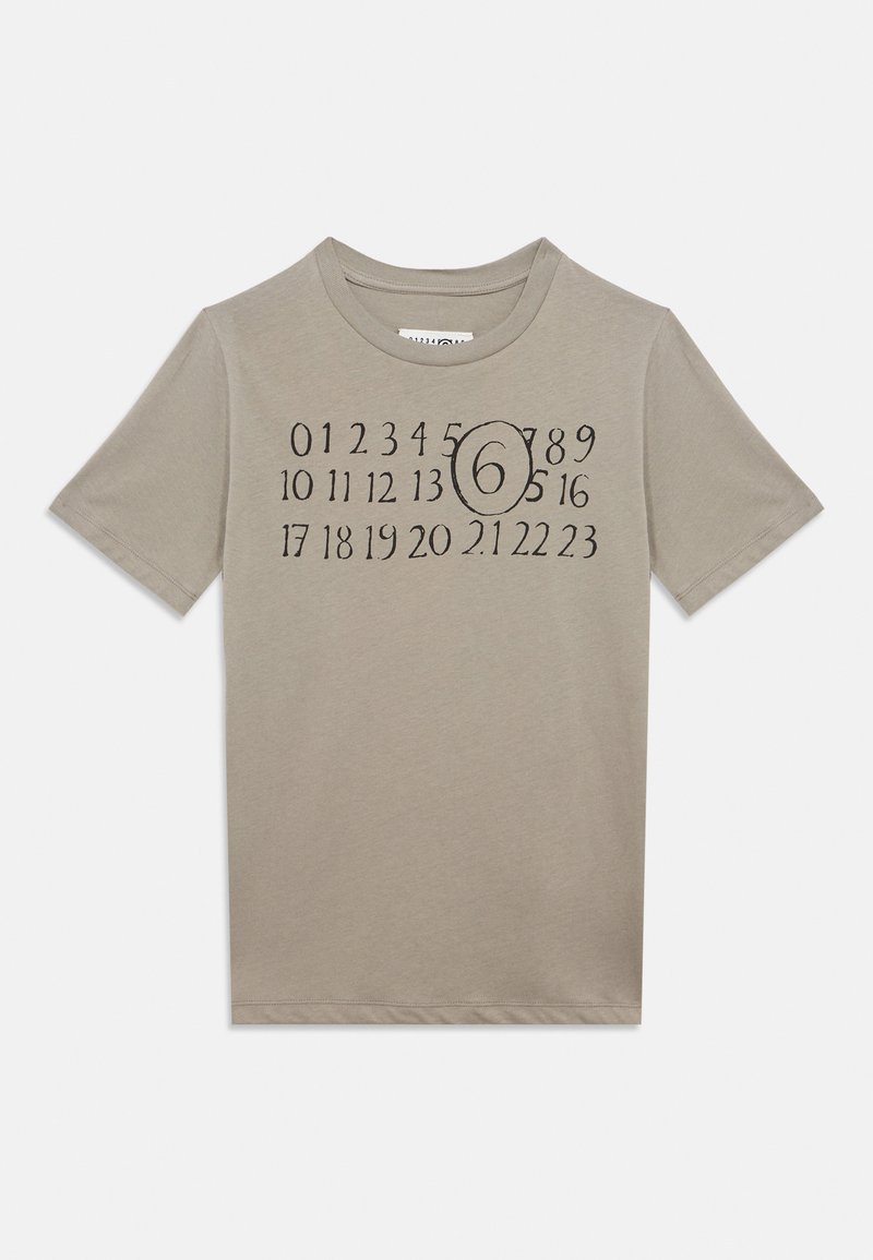 Μπλούζα κοντομάνικη, ανοιχτό γκρι βαμβακερή, με μεγάλα μαύρα νούμερα και έντονο αριθμό 6 μέσα σε κύκλο. Κλασική λαιμόκοψη, μινιμαλιστικό στυλ.