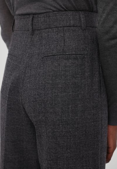 Harmaat tekstuurilla varustetut housut, joissa on huomaamaton ruutukuosi, litteä etuosa, sivutaskut ja slim fit -silhouette.