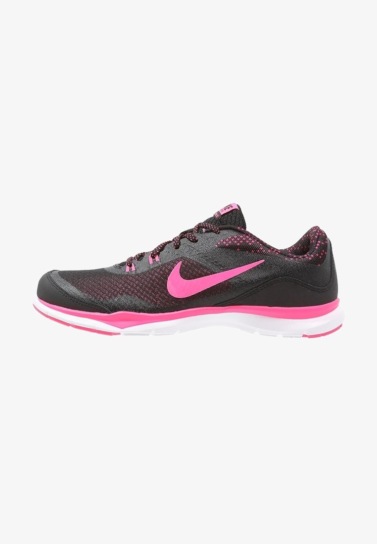 Scarpa sportiva nera e rosa con parte superiore in rete, design testurizzato, soletta bianca e dettagli rosa sul Swoosh e sulla suola.