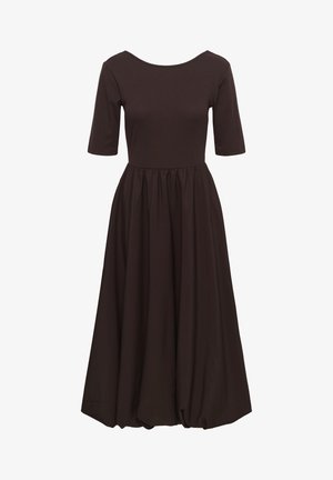 Vestido midi marrón oscuro con mangas hasta el codo, cuerpo ajustado acanalado, escote redondo y falda acampanada plisada.