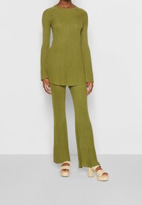 Cult Gaia Pantalon classique - green