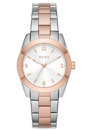 Silberne und roségoldene DKNY-Uhr mit rundem Zifferblatt, weißem Ziffernblatt und metallischem Armband, das abwechselnd roségoldene und silberne Glieder aufweist.