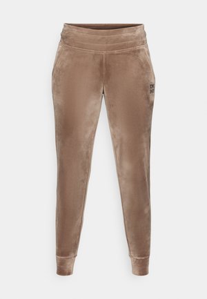 Joggeri din velur de culoare taupe moale, cu un talie ajustată. Prezintă picioare conice, manșete ribbate și un mic accent logo pe șoldul stâng.