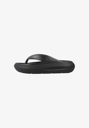 Zwarte flip-flop met een gestructureerde zool, voorzien van een brede band en voetboogsteun. Zacht materiaal en gevormd ontwerp voor extra comfort.