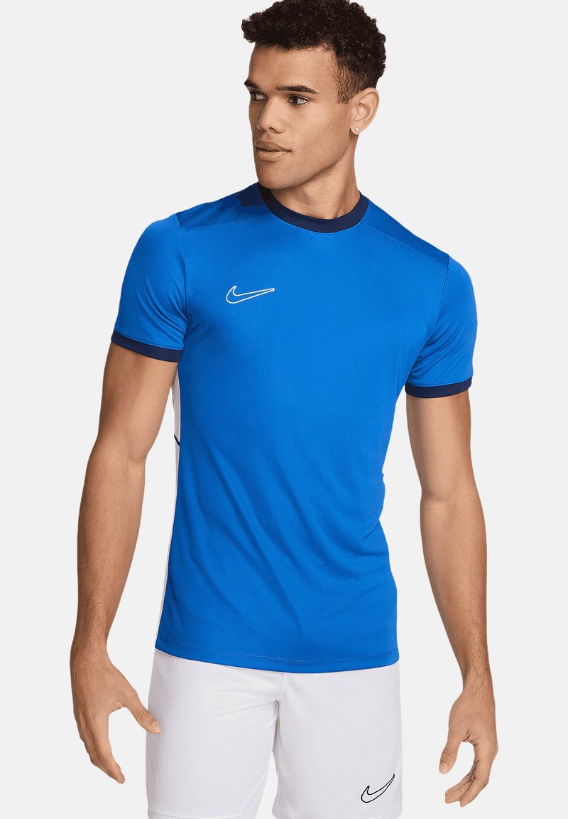 Blauw sportshirt van gladde stof met korte mouwen, voorzien van een marineblauwe kraag, een wit Nike-logo op de linkerborst en een aansluitend ontwerp.