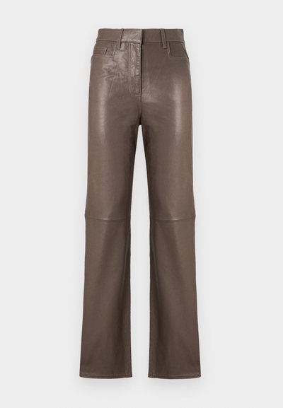 Bruine neplederen high-waisted broek met rechte pijpen, voorkwabben, riemlussen en een verborgen sluiting aan de voorkant.
